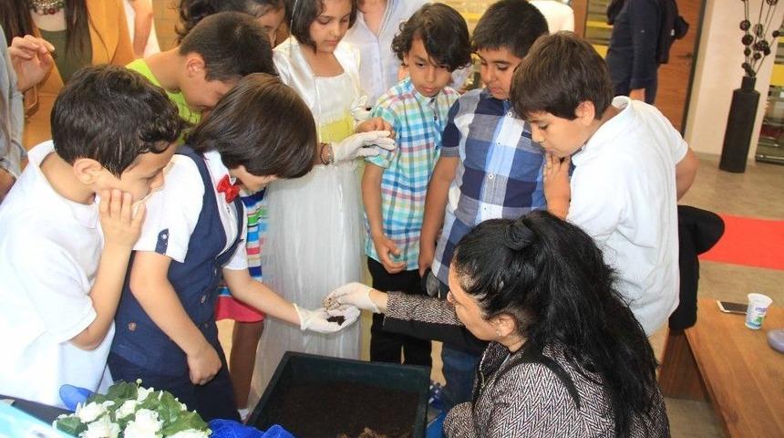 &Ccedil;ocuklar Bilim Şenliğinde Kırmızı Solucanla Tanıştı