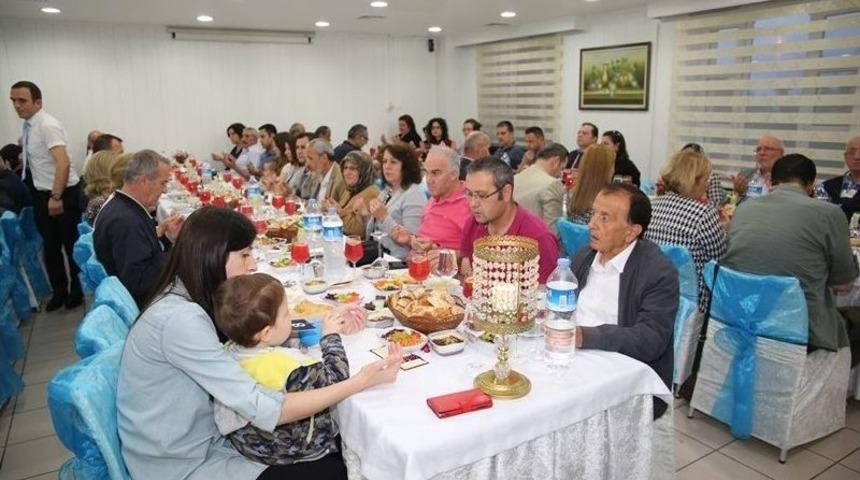 Polis Eşleri Derneğinden Emeklilere İftar