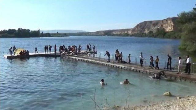 Fırat Nehri nde Serinliyorlar 2