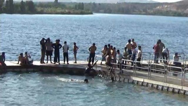 Fırat Nehri nde Serinliyorlar 3