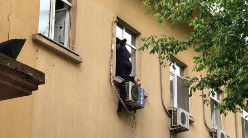 Kadın Mahkum Hastane Penceresinde Intihar Girişiminde Bulundu