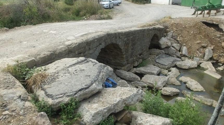 Burhaniye&rsquo;de Roma D&ouml;nemi K&ouml;pr&uuml;s&uuml; İlgi Bekliyor