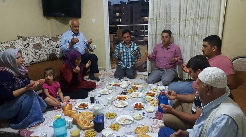 Ak Parti&rsquo;liler Vatandaşın İftar Sofrasına Konuk Oluyor