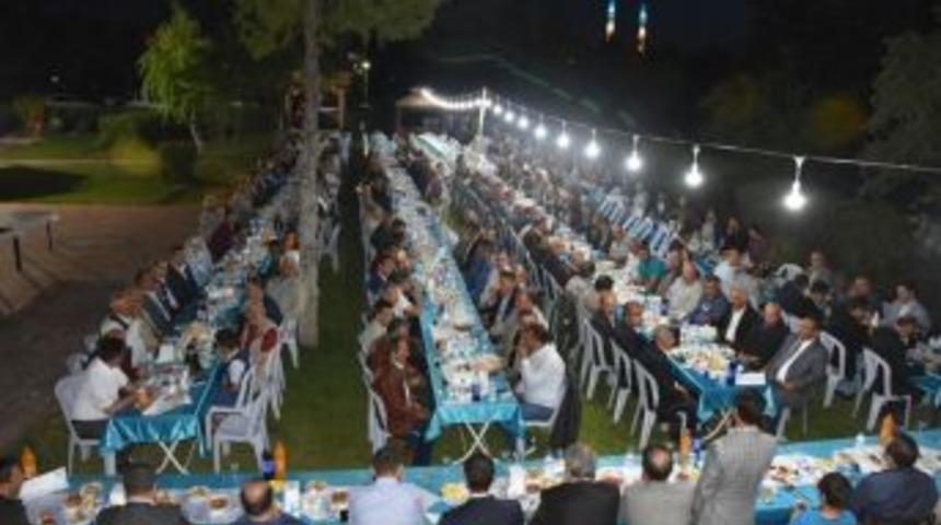 Vali Aktaş Ve Protokol K&ouml;y Muhtarları İle İftarda Bir Araya Geldi