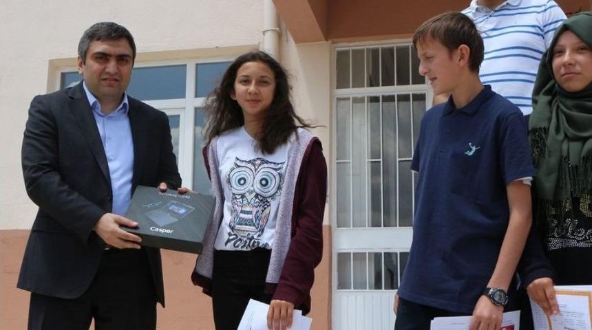Başarılı &Ouml;ğrenciler Tablet Bilgisayar İle &Ouml;d&uuml;llendirildi