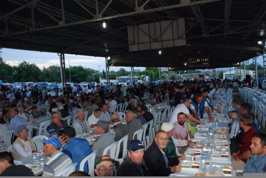 Yeni&ccedil;iftlik Sakinleri 2 Bin Kişilik İftarda Bir Araya Geldi