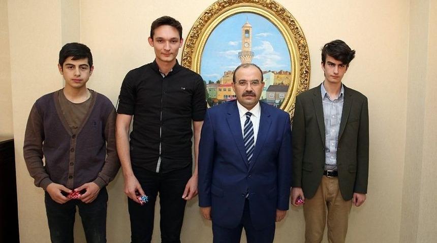 Vali İsmail Ustaoğlu, Ygs&rsquo;de Derece Yapan &Ouml;ğrencileri &Ouml;d&uuml;llendirdi