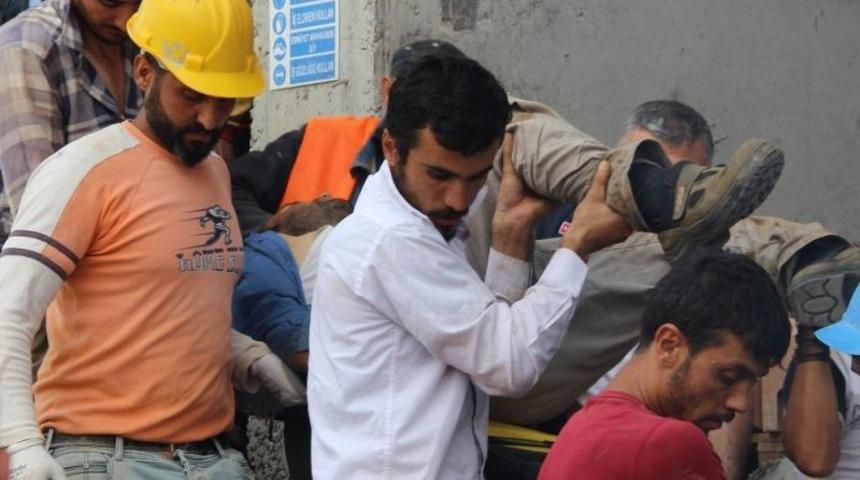 İnşaatta &Uuml;zerine Demir D&uuml;şen İş&ccedil;i Yaralandı