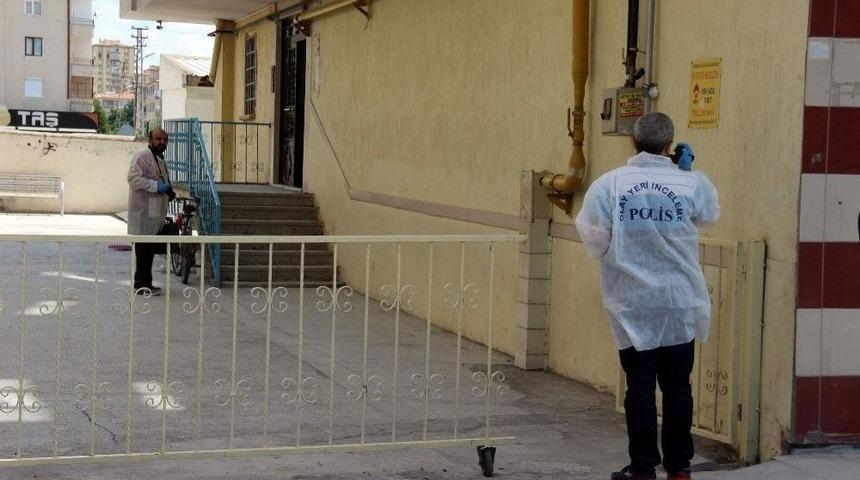 Kendisini Gardıroba Asarak İntihar Etti