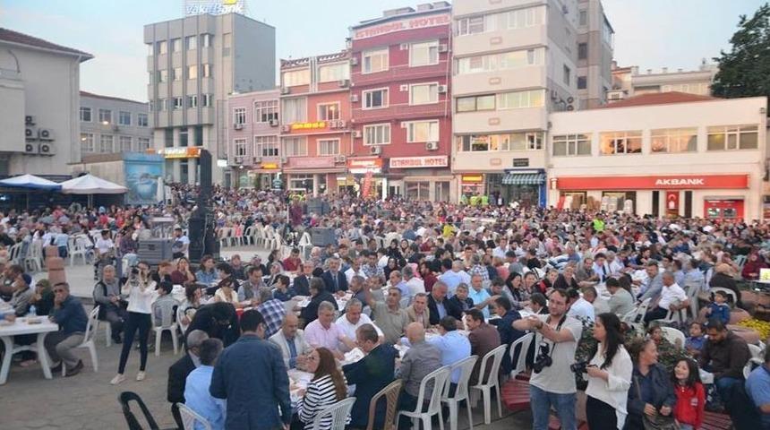 Evreşe Belediyesi Gelibolu&rsquo;da İftar Programı D&uuml;zenledi