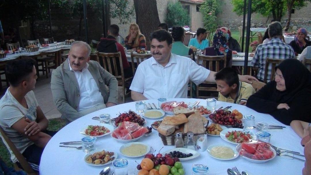 Havran&rsquo;da &Ouml;ks&uuml;z Ve Yetimler İftar Sofrasında Buluştu