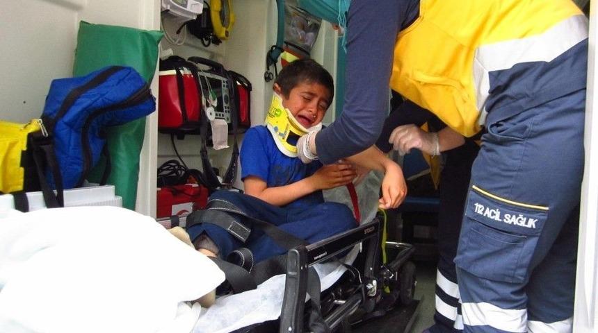 Bisikletiyle Park Halindeki Otomobile &Ccedil;arpan &Ccedil;ocuk Yaralandı