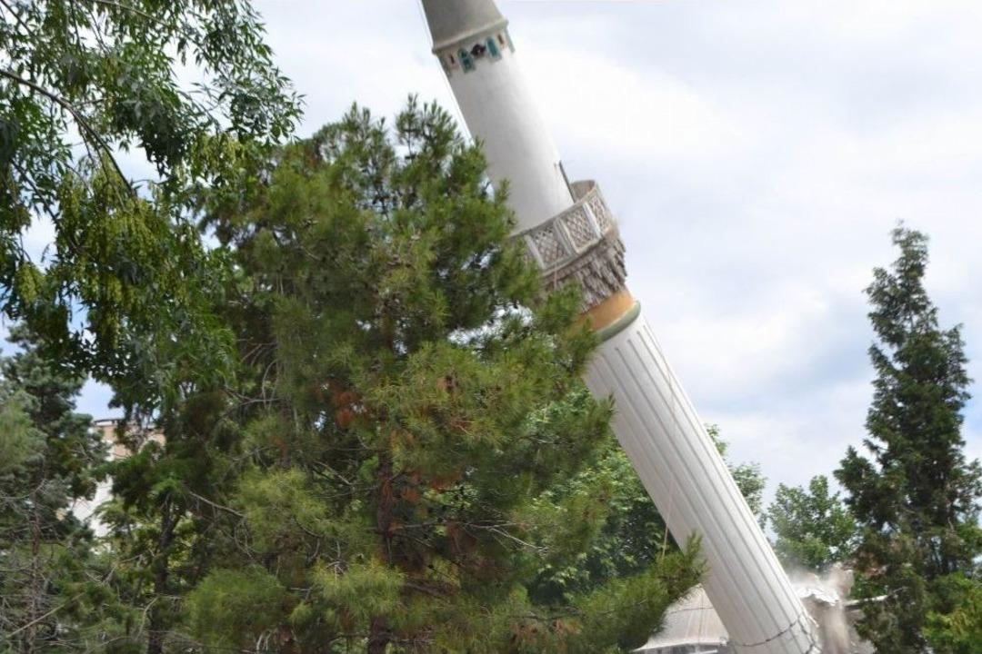 Yarım Asırlık Minare Kep&ccedil;eyle Yıkıldı