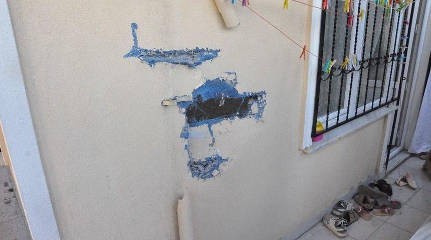 Mahalle Arasında Feci Kaza, Ara&ccedil;lardan Biri Eve &Ccedil;arparak Durabildi: 4 Yaralı