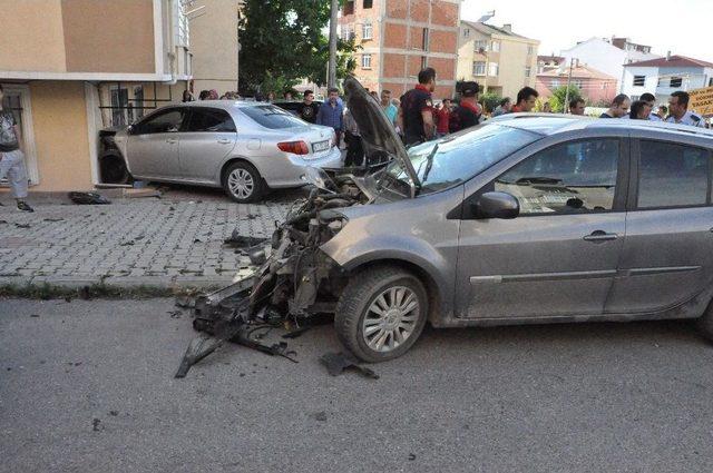 Mahalle Arasında Feci Kaza, Araçlardan Biri Eve Çarparak Durabildi: 4 Yaralı