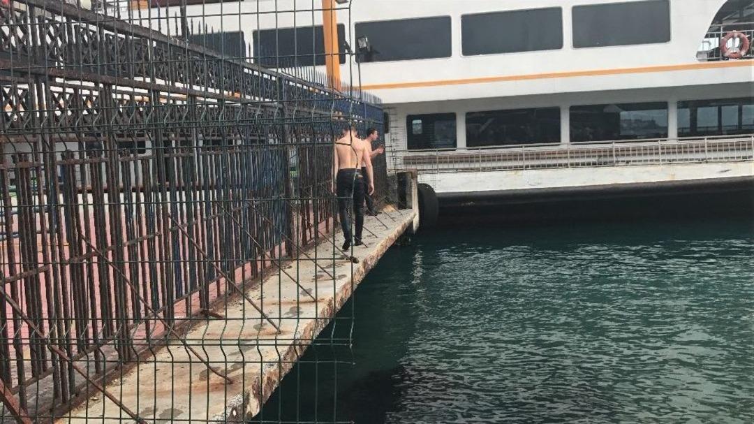 (&ouml;zel Haber) İstanbul&rsquo;da Sıcaktan Bunalan Gen&ccedil;ler Elbiseleriyle Denize Atladı