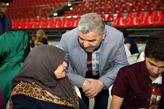 Başkan Çelik Çalışma Arkadaşlarıyla İftar Yaptı