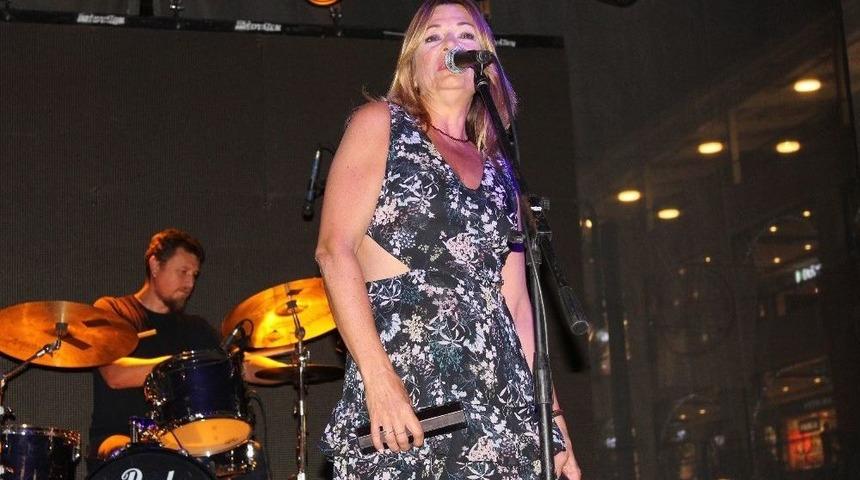 İzmir&rsquo;de Birsen Tezer R&uuml;zgarı