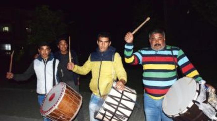 Ailecek Davulculuk Yapıyorlar