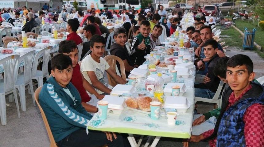 Aksaray Belediyesi Kardeşlik Sofrasını Yeni Sanayi Mahallesine Kurdu