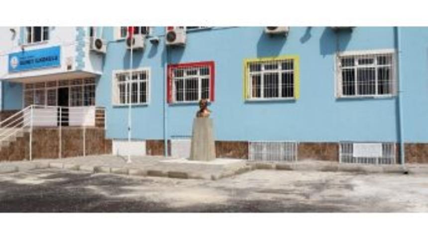 Akdeniz Belediyesi&rsquo;nden Okula Atat&uuml;rk B&uuml;st&uuml; Desteği