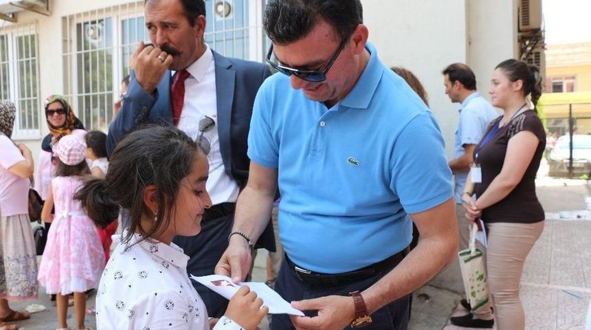 Başkan Akın, Kitap Ve Tablet Hediye Etti