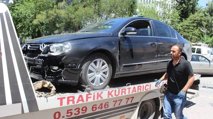 Otomobille Hafif Ticari Araç Çarpıştı: 2 Yaralı