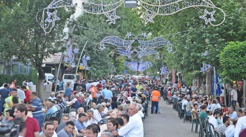 G&ouml;lbaşı İl&ccedil;esinde 5 Bin Kişiye İftar Yemeği Verildi