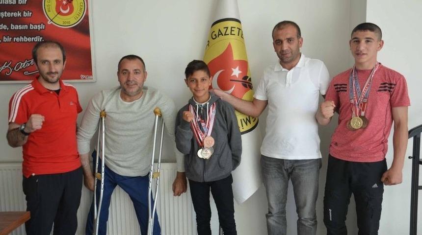 Şampiyon Boks&ouml;rler Mgc&rsquo;yi Ziyaret Etti