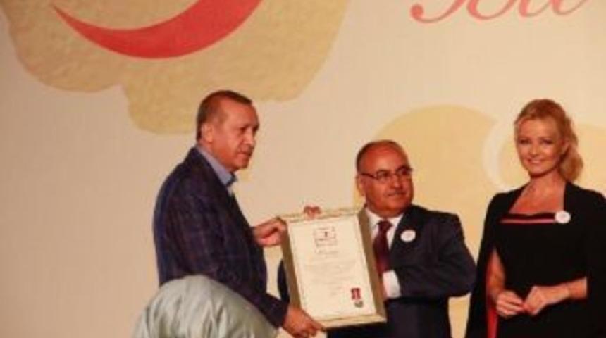 Cumhurbaşkanı Erdoğan'dan &Uuml;mraniye Belediye Başkanına &Ouml;d&uuml;l