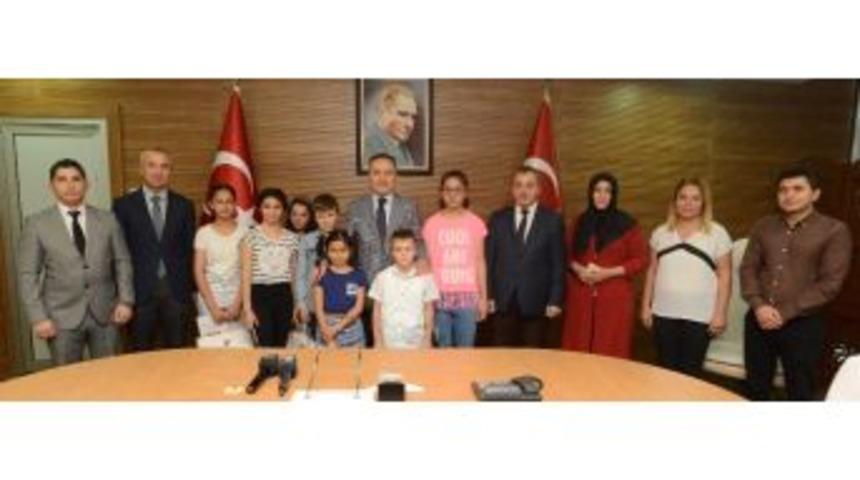 Vali Altıparmak&rsquo;tan &Ccedil;ocuk Evlerindeki Başarıl &Ouml;ğrencilere &Ouml;d&uuml;l