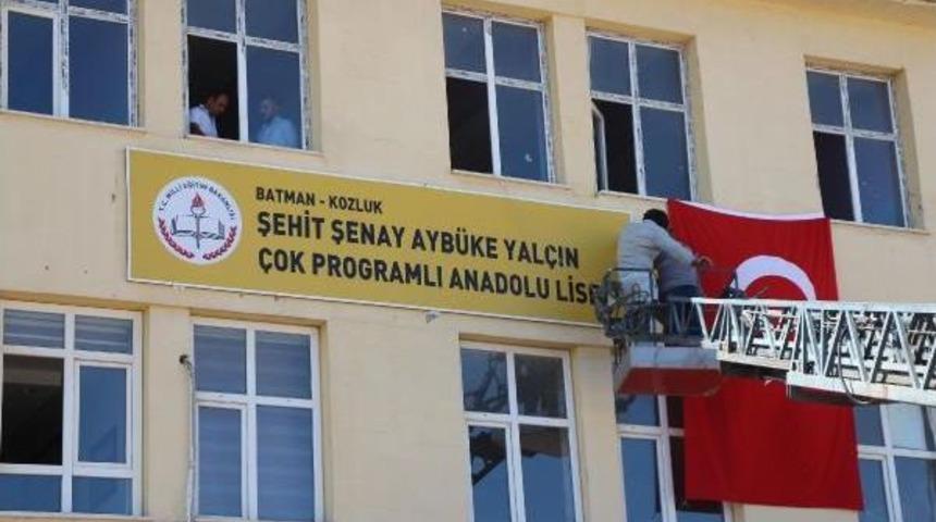 Şehit Ayb&uuml;ke &Ouml;ğretmenin Adı G&ouml;rev Yaptığı Okula Verildi