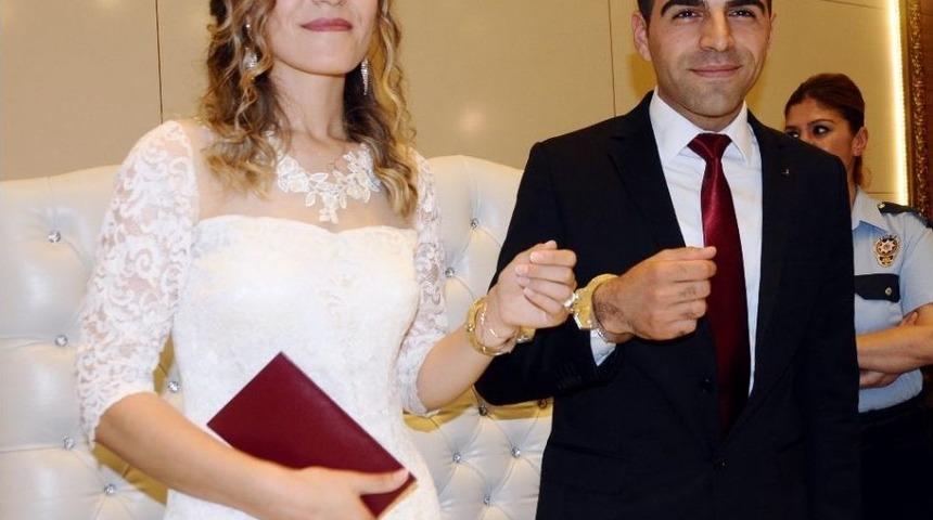 Polis &Ccedil;ifte, Kelep&ccedil;e S&uuml;rprizi