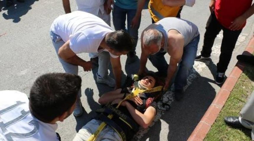 Minib&uuml;s Motosiklete &Ccedil;arptı: 1 Yaralı