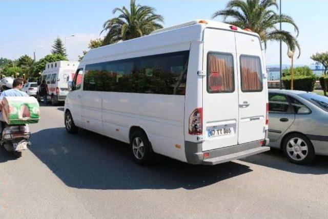 Minibüs Motosiklete Çarptı: 1 Yaralı