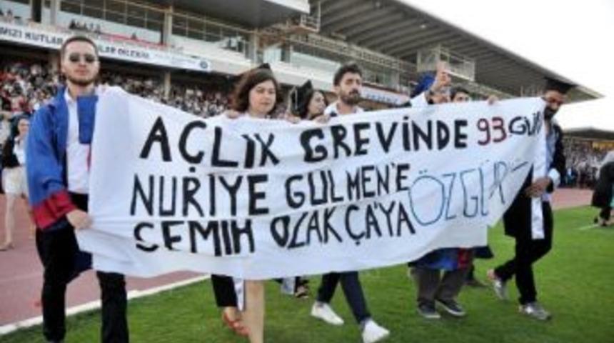 Mezuniyet T&ouml;reninde A&ccedil;ılan Pankarta 5 G&ouml;zaltı