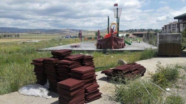 Sungurlu’da Parkların Zeminleri Kauçuk İle Kaplanıyor