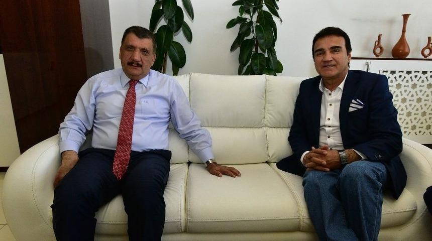 &Uuml;nl&uuml; Sanat&ccedil;ı Selahattin Alpay Başkan G&uuml;rkan&rsquo;ı Ziyaret Etti