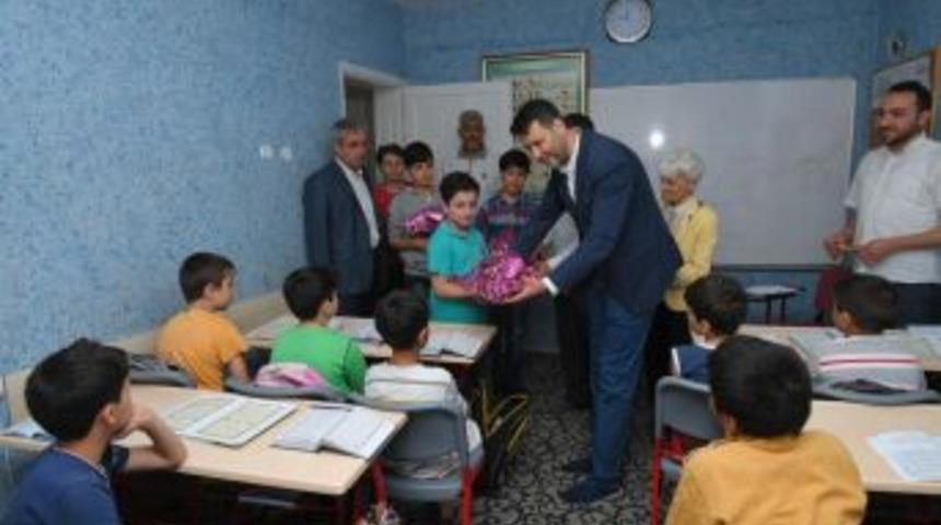 Yetim &Ccedil;ocukların Y&uuml;z&uuml; K&uuml;&ccedil;&uuml;k Hediyelerle G&uuml;ld&uuml;