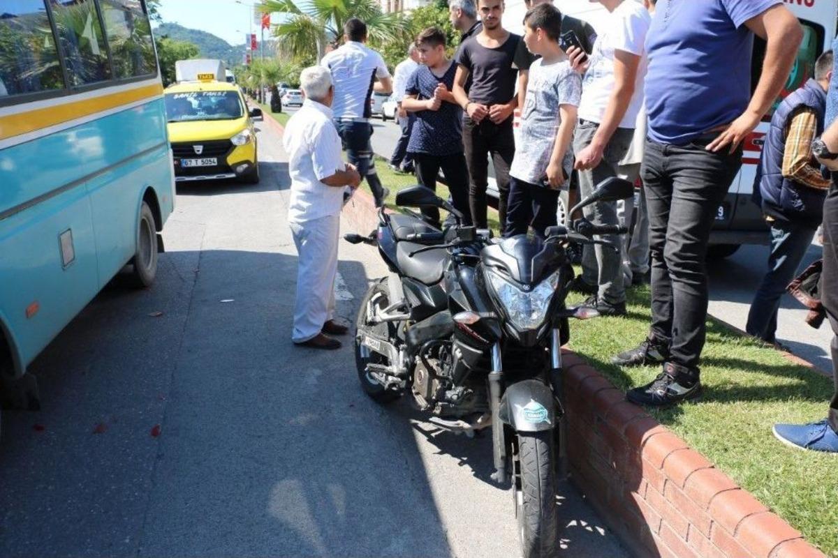 Motosiklet İş&ccedil;i Servisi İle &Ccedil;arpıştı: 1 Yaralı