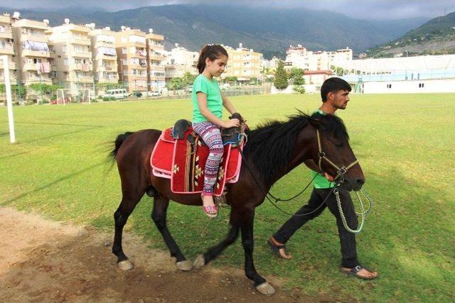 İskenderun’da At Biniciliğine İlgi Artıyor