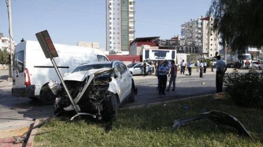 Otomobil Ve Panelvan &Ccedil;arpıştı: 3 Yaralı