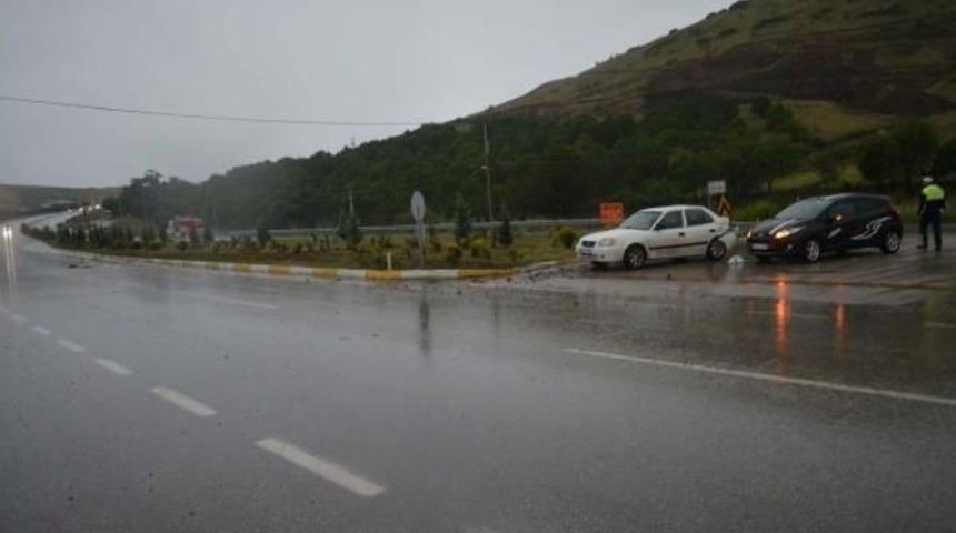 Manisa B&uuml;y&uuml;kşehir Belediye Meclis &Uuml;yesi Kaza Yaptı: 1 Yaralı