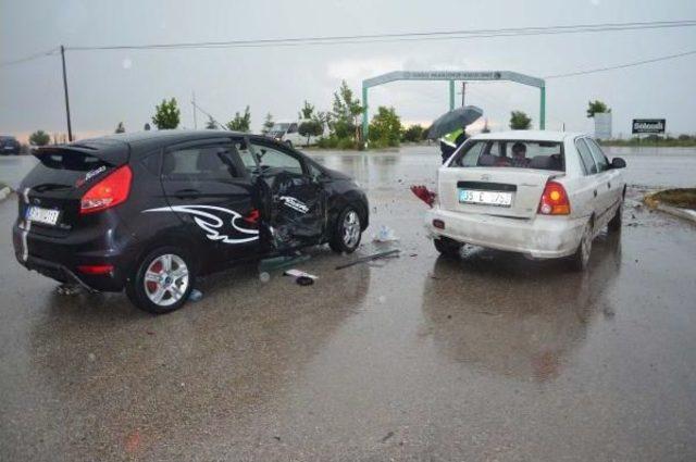 Manisa Büyükşehir Belediye Meclis Üyesi Kaza Yaptı: 1 Yaralı