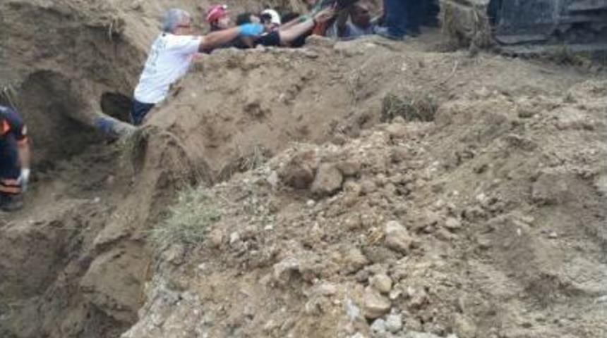 Kanalda Toprak Altında Kalan İş&ccedil;i Bir Bu&ccedil;uk Saat Sonra Kurtarıldı