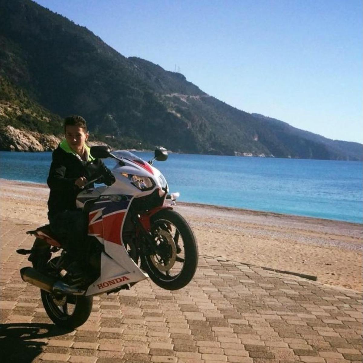 Yayaya &Ccedil;arpan Motosiklet S&uuml;r&uuml;c&uuml;s&uuml; &Ouml;ld&uuml;, Yaya Ağır Yaralandı