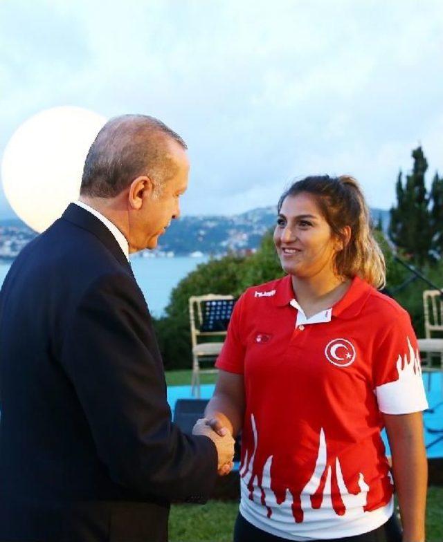 Cumhurbaşkanı Erdoğan Sanat&ccedil;ı Ve Sporculara Iftar Verdi 3