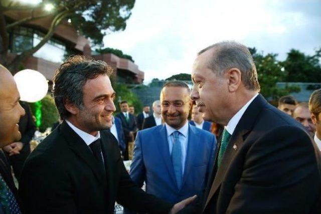 Ek Fotoğraf//cumhurbaşkanı Erdoğan Sanatçı Ve Sporculara Iftar Verdi
