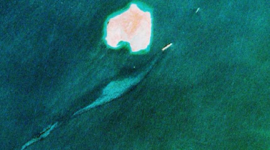 Son dakika: Foça’yı kirleten geminin uydu görüntüleri ortaya çıktı