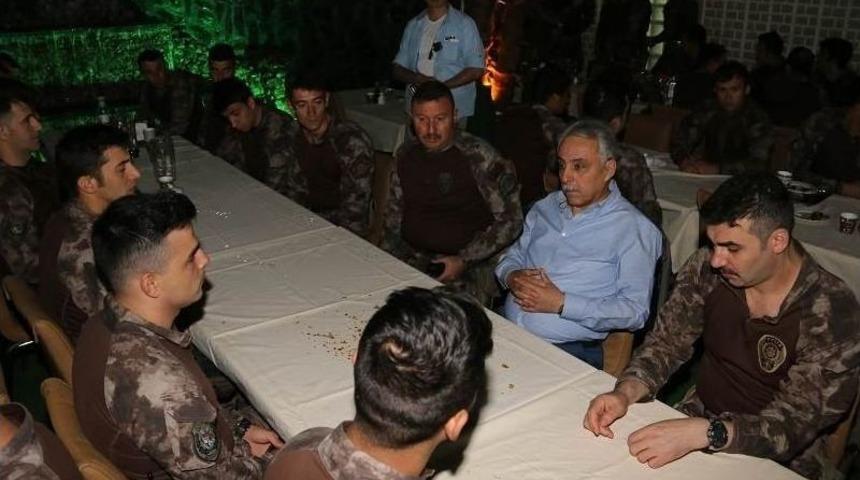 Vali Toprak &Ouml;zel Harekat&ccedil;ı Polislerle İftar Yaptı